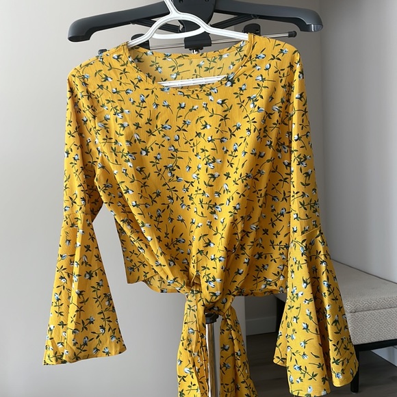 YELLOW FLORAL BLOUSE WITH FRONT TIE AND BELL SLEEVES - Picture 3 of 5